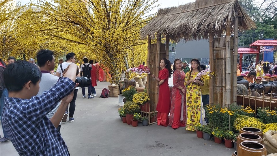 Nhiều tiểu cảnh đẹp khiến bạn trẻ không thể bỏ qua việc lưu lại những hình ảnh kỷ niệm với chiếc áo dài. Ảnh: QUỲNH NHƯ Nhiều tiểu cảnh đẹp khiến bạn trẻ không thể bỏ qua việc lưu lại những hình ảnh kỷ niệm với chiếc áo dài. Ảnh: QUỲNH NHƯ