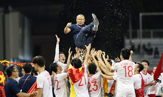 Huấn luyện viên Park Hang-seo cùng U22 Việt Nam lên ngôi vô địch SEA Games. Ảnh: Đ.H