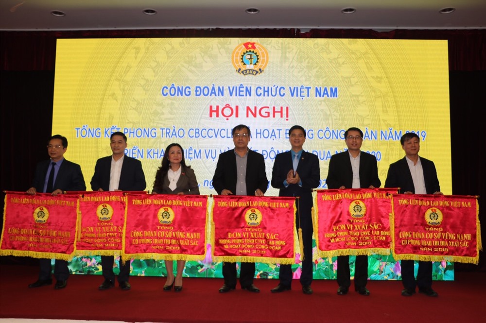 Đồng chí Ngọ Duy Hiểu - Phó Chủ tịch Tổng Liên đoàn Lao động Việt Nam, Chủ tịch Công đoàn Viên chức Việt Nam- trao Cờ thi đua của Tổng LĐLĐVN tới các đơn vị có thành tích xuất sắc.