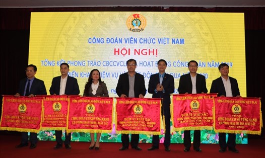 Đồng chí Ngọ Duy Hiểu - Phó Chủ tịch Tổng Liên đoàn Lao động Việt Nam, Chủ tịch Công đoàn Viên chức Việt Nam- trao Cờ thi đua của Tổng LĐLĐVN tới các đơn vị có thành tích xuất sắc.