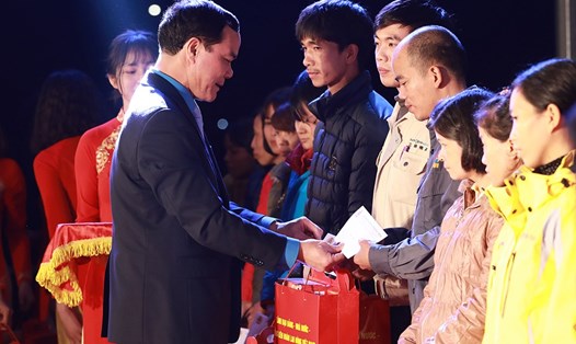 Chủ tịch Tổng Liên đoàn lao động Việt Nam Nguyễn Đình Khang trao quà cho công nhân lao động tại “Tết Sum vầy” diễn ra ở Bắc Ninh (ngày 29.12.2019). Ảnh: Đình Hải