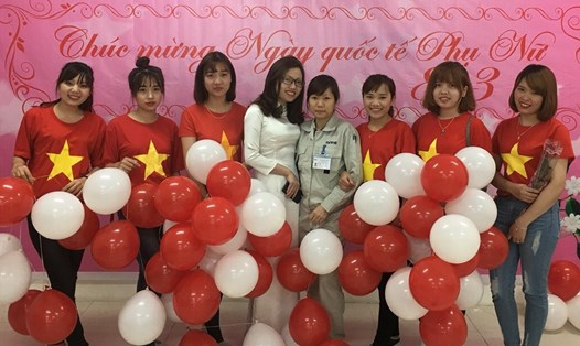 Dương Minh Ngọc (thứ tư từ phải sang) và các bạn cùng công ty nhân ngày 8.3. 
Ảnh: N.V