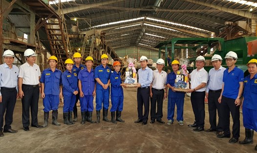 Chủ tịch Công đoàn Công Thương Việt Nam Trần Quang Huy (thứ 7 từ phải sang) trao quà động viên người lao động trực tiếp. Ảnh: Thuỳ Linh