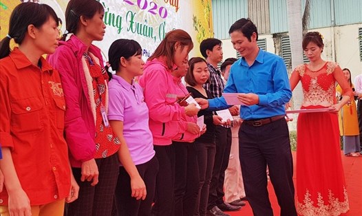 LĐLĐ tỉnh Ninh Bình trao trao quà cho CNLĐ có hoàn cảnh khó khăn.