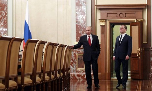 Tổng thống Nga Putin và Thủ tướng Nga Medvedev. Ông Medvedev vừa tuyên bố từ chức hôm 15.1. Ảnh: Tass.