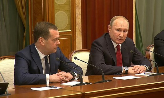 Tổng thống Vladimir Putin và ông Dmitry Medvedev.  Ảnh: RT.