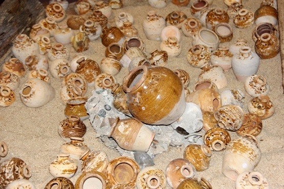 Những cổ vật tìm thấy trên con tàu cổ đắm tại bãi biển Bình Châu được trưng bày, giới thiệu tại Trung tâm phát huy giá trị di sản văn hóa đa năng Quảng Ngãi