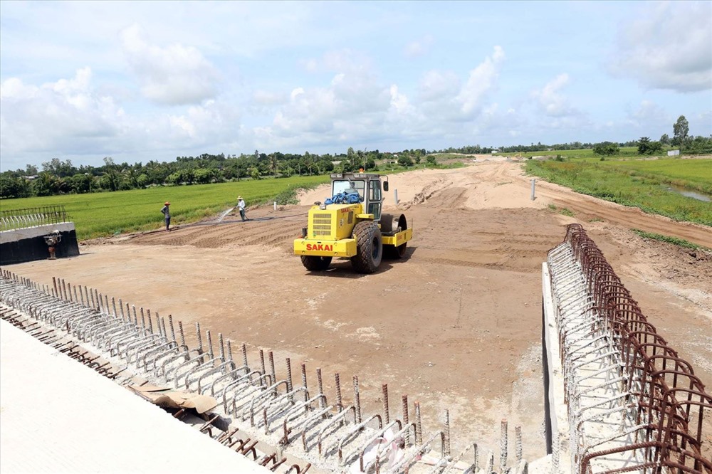 Thi công phần nền đường trong dự án Lộ Tẻ - Rạch Sỏi tại gói thầu CW2. Ảnh Sơn Hùng - Báo Tin Tức