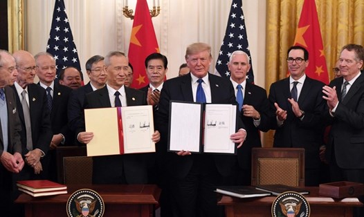Tổng thống Donald Trump và Phó Thủ tướng Lưu Hạc ký thỏa thuận thương mại giai đoạn 1 ngày 15.1 tại Nhà Trắng. Ảnh: AFP