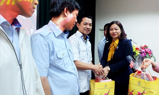 Đồng chí Nguyễn Thị Tuyến – Uỷ viên thường vụ, Trưởng ban Dân vận Thành ủy Hà Nội chia sẻ những khó khăn, vất vả với người lao động Xí nghiệp xe buýt Hà Nội.