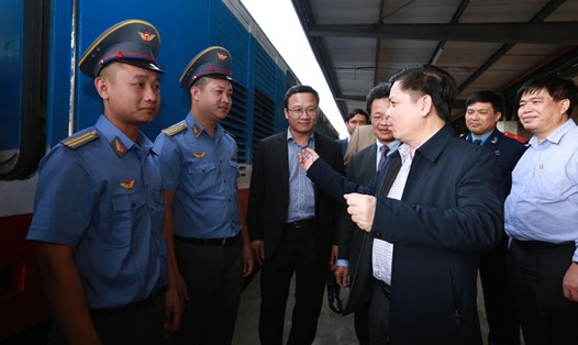 Bộ trưởng GTVT Nguyễn Văn Thể gặp gỡ cán bộ lái tàu tại ga HN. Ảnh: H.NGUYỄN