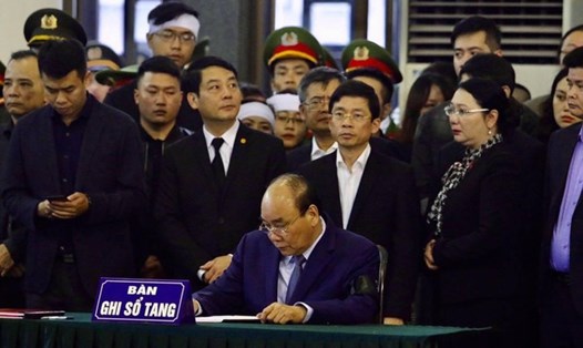 Thủ tướng Chính phủ Nguyễn Xuân Phúc viết sổ tang.