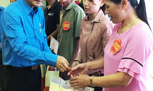 Ông Lê Chính Đông (Chủ tịch LĐLĐ huyện Duy Xuyên) trao quà Tết cho đoàn viên, CNVCLĐ có hoàn cánh khó khăn.