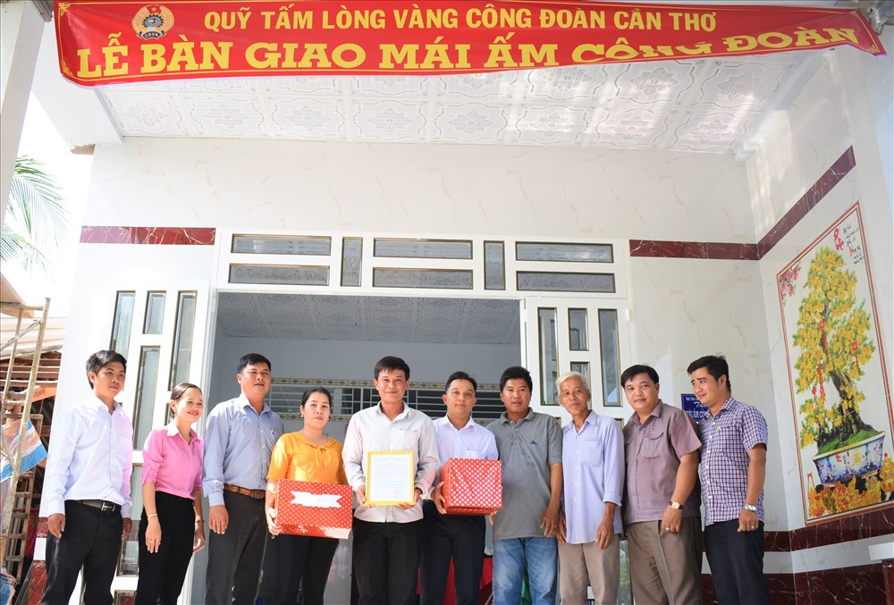 LĐLĐ TP.Cần Thơ phối hợp cùng LĐLĐ huyện Phong Điền tổ chức bàn giao mái ấm Công đoàn thứ 50 của năm 2019. Ảnh: Thành Nhân