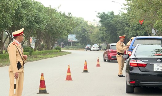 Lực lượng CSGT Công an thành phố  Ninh Bình lập chốt lưu động để kiểm tra nồng độ cồn đối với người điều khiển phương tiện tham gia giao thông. Ảnh: NT