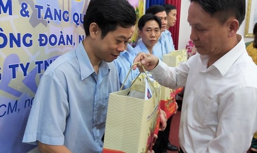 Đồng chí Nguyễn Đức Lợi (bên phải) tặng quà của Tổng LĐLĐVN cho các đoàn viên, NLĐ có hoàn cảnh khó khăn. Ảnh Nam Dương