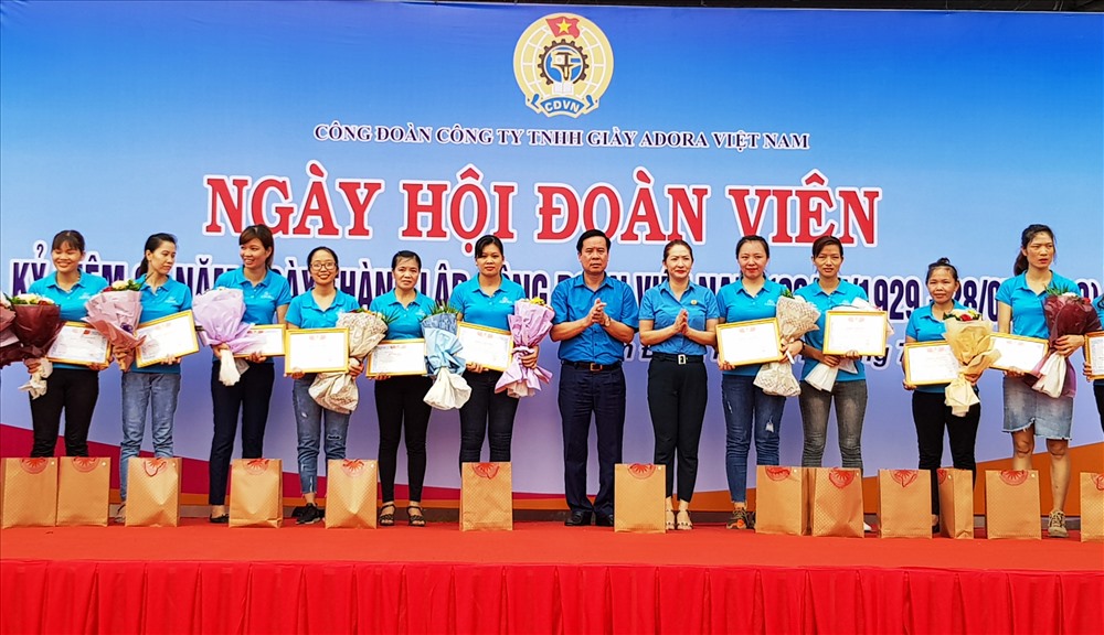 Ông Dương Đức Khanh - Chủ tịch LĐLĐ tỉnh Ninh Bình - tặng bằng khen cho các cán bộ CĐCS tiêu biểu. Ảnh: NT