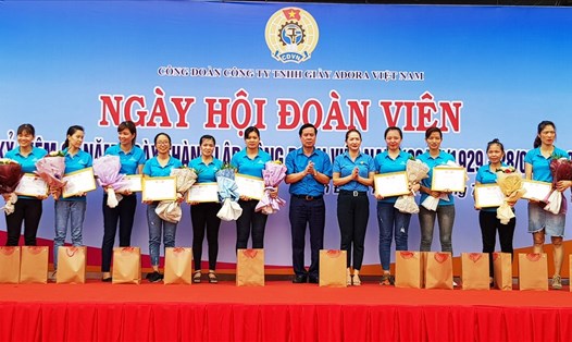 Ông Dương Đức Khanh - Chủ tịch LĐLĐ tỉnh Ninh Bình - tặng bằng khen cho các cán bộ CĐCS tiêu biểu. Ảnh: NT