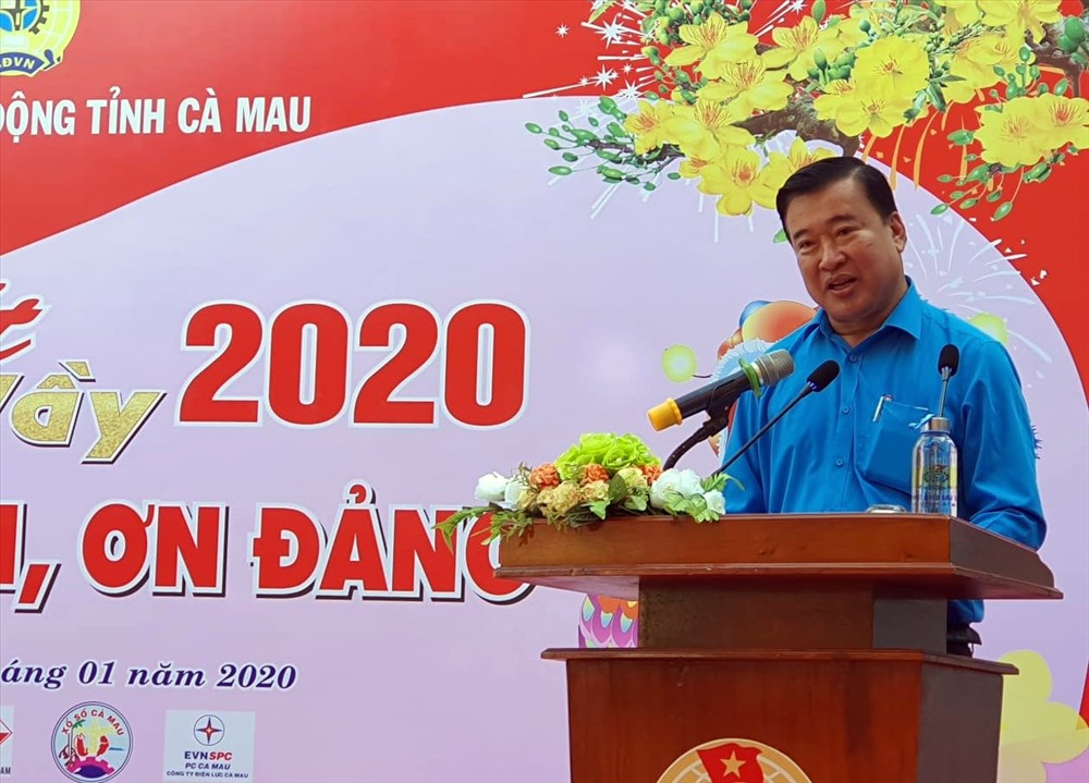 Chủ tịch LĐLĐ tỉnh Cà Mau Võ Thanh Tòng phát biểu tại buổi "Tết Sum vầy". Ảnh: Nhật Hồ