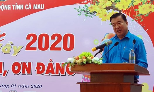 Chủ tịch LĐLĐ tỉnh Cà Mau Võ Thanh Tòng phát biểu tại buổi "Tết Sum vầy". Ảnh: Nhật Hồ