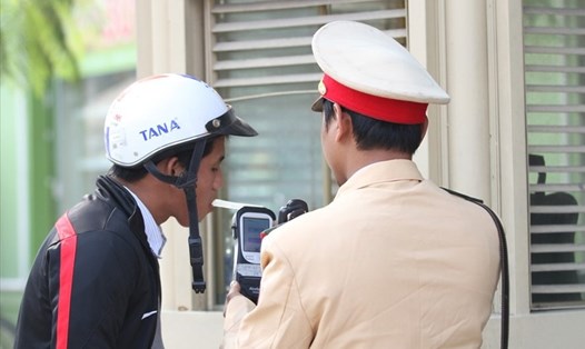 Cảnh sát giao thông kiểm tra một trường hợp, đo nồng độ cồn.