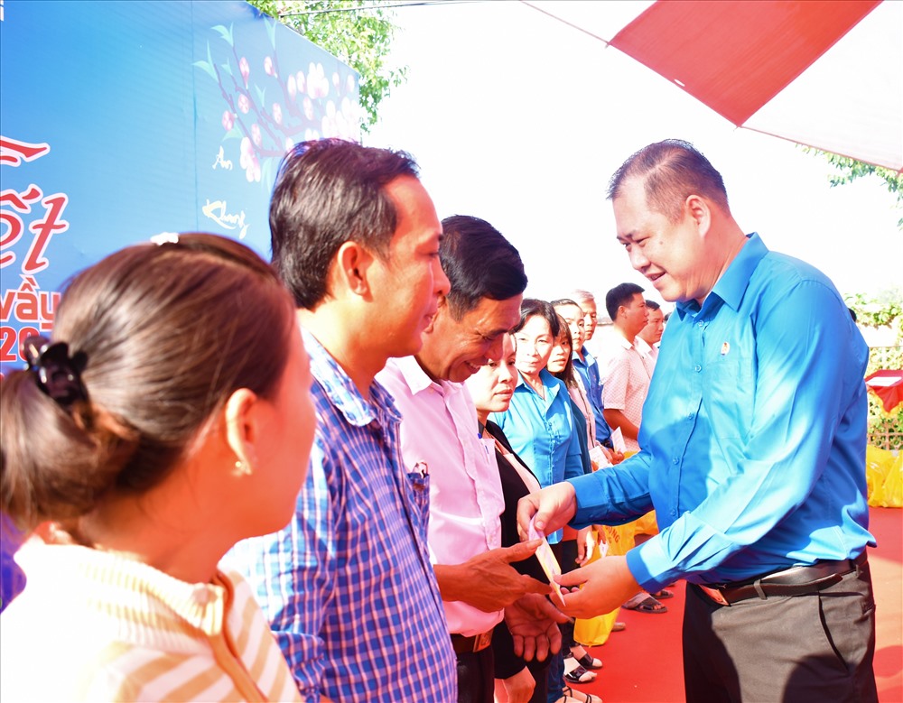 Ông Nguyễn Minh Dũng - Trưởng Ban Tài chính Tổng LĐLĐVN - trao quà cho công nhân lao động. Ảnh: Thành Nhân