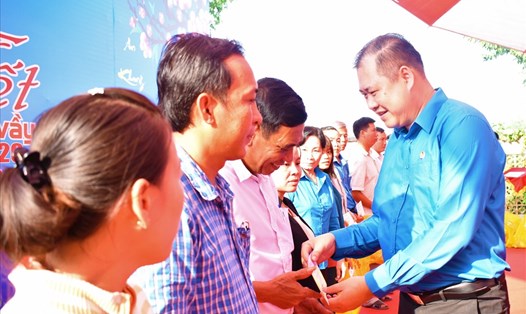 Ông Nguyễn Minh Dũng - Trưởng Ban Tài chính Tổng LĐLĐVN - trao quà cho công nhân lao động. Ảnh: Thành Nhân