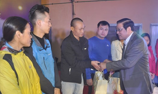 Đồng chí Phan Đình Trạc – Bí thư Trung ương Đảng- Trưởng ban Nội chính Trung ương - trao quà tới công nhân lao động.