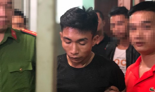 Đinh Văn Giáp (áo đen, ở giữa) - Hung thủ chính sát hại nam sinh chạy xe grab, cùng đồng bọn cướp tài sản.
