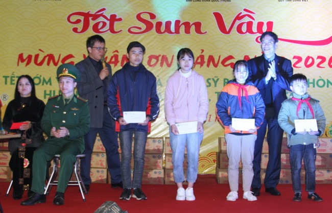 TS Vũ Minh Đức tặng quà cho 4 học sinh đang được đồn biên phòng Na Hình đỡ đầu.