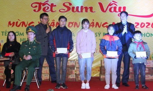 TS Vũ Minh Đức tặng quà cho 4 học sinh đang được đồn biên phòng Na Hình đỡ đầu.