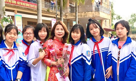 Đến thăm các thầy cô giáo cũ là nét đẹp truyền thống của dân tộc Việt. Ảnh: Hải Nguyễn