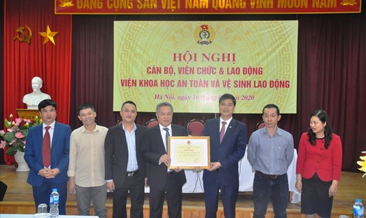 Đồng chí Ngọ Duy Hiểu – Phó Chủ tịch Tổng Liên đoàn Lao động Việt Nam - trao Bằng khen của Tổng Liên đoàn Lao động Việt Nam cho Viện Khoa học An toàn và vệ sinh lao động.