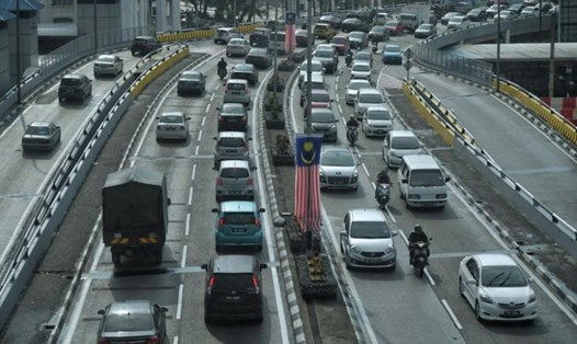Bên cạnh phạt hơn 2 triệu đồng nếu tài xế nhắn tin trong lúc điều khiển phương tiện thì vượt đèn đỏ, vượt trong khu vực cấm vượt,... vào dịp Tết Nguyên đán ở Malaysia cũng sẽ bị phạt tiền. Ảnh: Kua Chee Siong