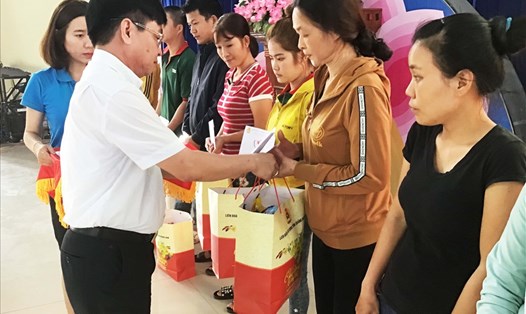 Bí thư Thị uỷ Thị xã Điện Bàn Đặng Hữu Lên tặng quà Tết cho CNLĐ nghèo.