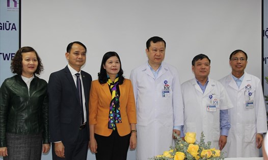 Đồng chí Đặng Thị Phương Hoa thăm (áo vàng) thăm Bệnh viện Ung bướu Hà Nội.