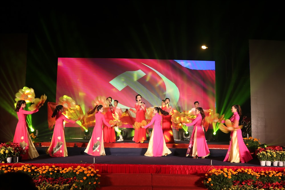 Tết sum vầy mừng Xuân ơn Đảng. Ảnh: K.Q