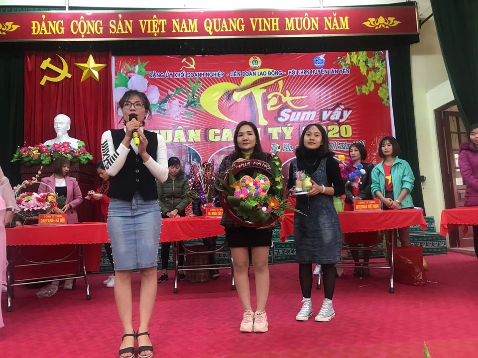 CNLĐ thi cắm hoa bằng phế liệu tại Chương trình.