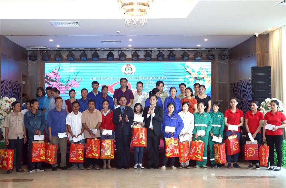 Các đồng chí lãnh đạo tỉnh Điện Biên trao quà cho CNLĐ tại Tết Sum vầy năm 2020. Ảnh: N.C