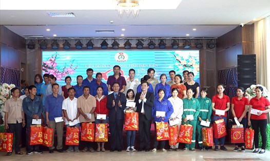 Các đồng chí lãnh đạo tỉnh Điện Biên trao quà cho CNLĐ tại Tết Sum vầy năm 2020. Ảnh: N.C