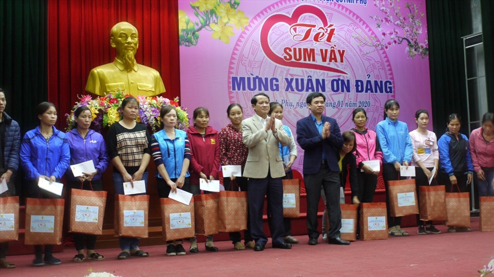 Công nhân lao động nhận quà Tết tại Chương trình.
