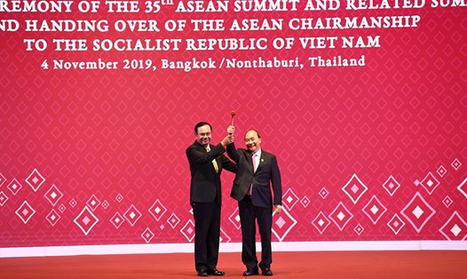 Thủ tướng Nguyễn Xuân Phúc nhận búa Chủ tịch ASEAN từ Thủ tướng Thái Lan Prayuth Chan-o-cha trong lễ bế mạc Hội nghị cấp cao ASEAN 35, ngày 4.11.2019, tại Bangkok, Thái Lan. Ảnh: Fresh News