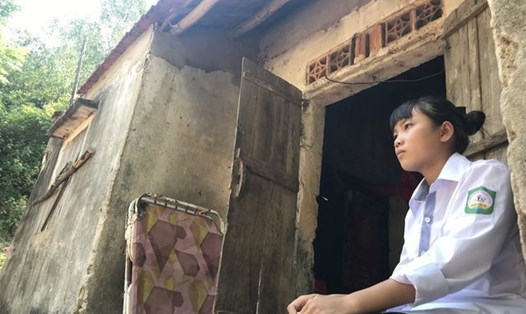 Huyền Trang cùng mẹ sống trong căn nhà cũ nát khoảng 10m2. 
Ảnh: Nguyễn Phê