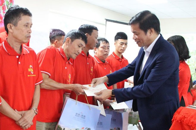 Đồng chí Nguyễn Hạnh Phúc trao quà tới công nhân lao động.