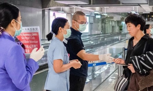 Giới chức y tế tại sân bay Suvarnabhumi, Bangkok, Thái Lan cung cấp thông tin về bệnh cho hành khách đến từ Vũ Hán, Trung Quốc. Ảnh: Getty