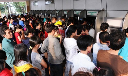 Công nhân rút tiền tại cây ATM ở Khu chế xuất Linh Trung (TPHCM). Ảnh: ĐTCK