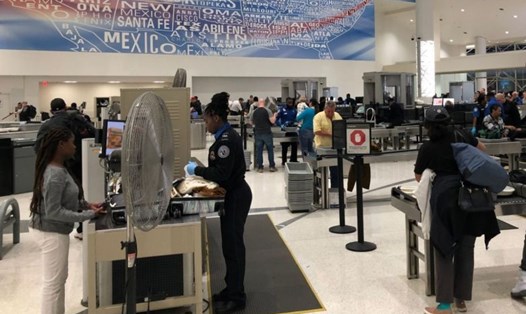 Hành khách kiểm tra hành lý tại một sân bay ở Mỹ. Ảnh: AFP.