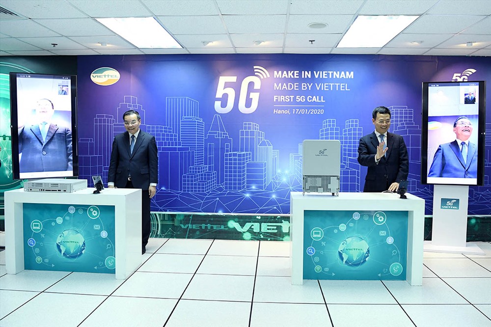 Bộ trưởng Nguyễn Mạnh Hùng và Bộ trưởng Chu Ngọc Anh thực hiện cuộc gọi 5G đầu tiên trên thiết bị do Viettel sản xuất. Ảnh: D.L.