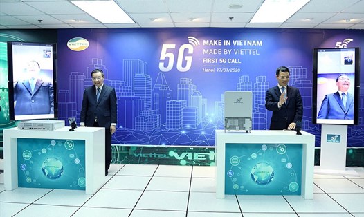 Bộ trưởng Nguyễn Mạnh Hùng và Bộ trưởng Chu Ngọc Anh thực hiện cuộc gọi 5G đầu tiên trên thiết bị do Viettel sản xuất. Ảnh: D.L.