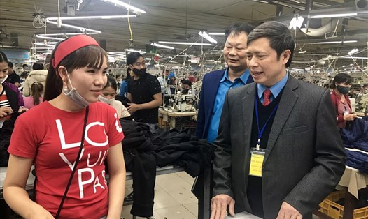 Ông Nguyễn Văn Cảnh- Chủ tịch LĐLĐ tỉnh Bắc Giang- thăm hỏi, động viên công nhân lao động dịp Tết.
